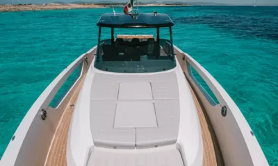 Caiman: Materassino prendisole di prua con camminamenti laterali in teak che portano al parabrezza e all'hardtop