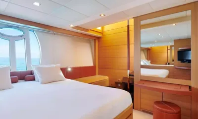 Halley: Cabina con letto matrimoniale, finestre nello scafo, pannelli in legno, specchio e sgabello da toeletta