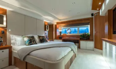 Play the Game: Cabina con letto matrimoniale, mobili in legno e una scrivania sotto i finestrini dello scafo