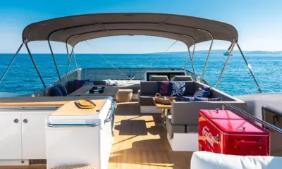 Tomi: Ponte superiore sotto un bimini con divani lounge, wet bar e frigo rosso con vista sul mare