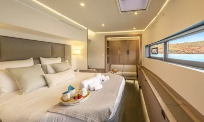 Semper Fidelis: Cabine com cama grande, bandeja de café da manhã, guarda-roupa, sofá pequeno e longa janela no casco