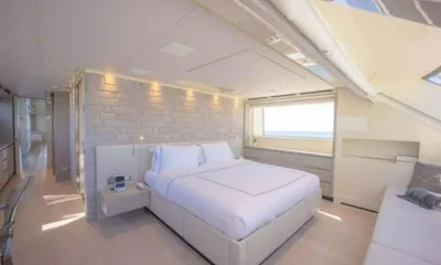 Phoenix: Spacious cabin with double bed, white brick wall, large window and sofa