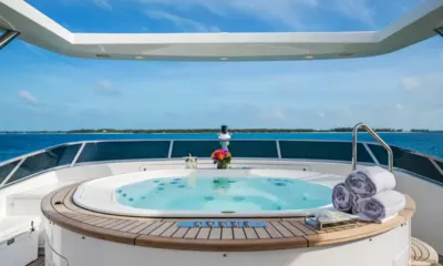 Namaste: Hidromassagem com toalhas enroladas no deck superior com vista para o mar azul