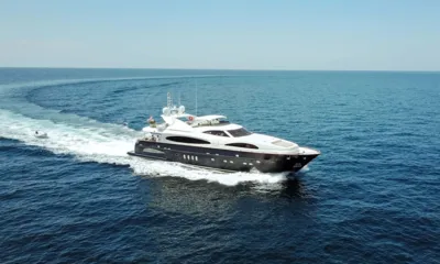 For Your Eyes Only: Yacht in navigazione veloce su mare blu aperto, che lascia una scia bianca curva