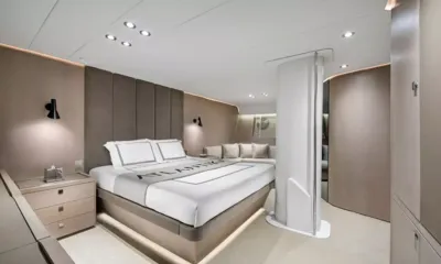Atlantika: Cabine com cama de casal, gavetas de cabeceira, luminárias de parede e um sofá junto à janela
