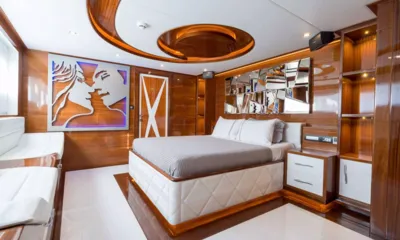 Son of Wind: Cabine com cama de casal, painéis de madeira, arte de parede espelhada e sofá branco