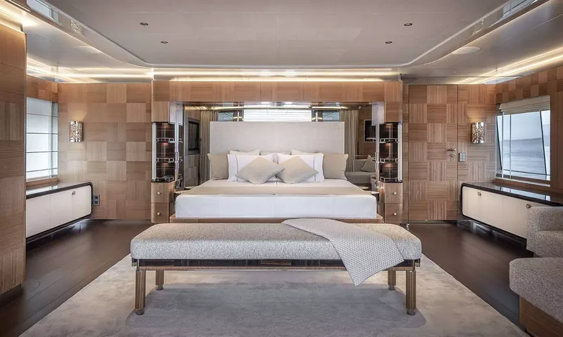 Sunrise: Large cabin with centered double bed, bench at its foot and wood panelled walls