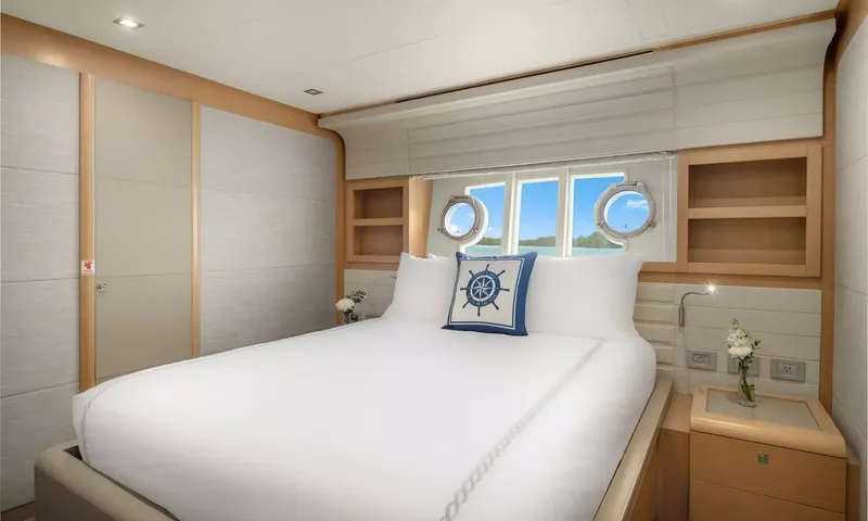 Ferretti image 22