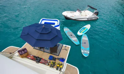 Indulge: Plataforma de popa com guarda-sol, esquis aquáticos e equipamento de snorkel, pranchas de paddle, boia e pequeno barco por perto