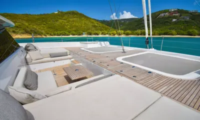 Ocean Vibes: Convés de proa com colchonetes de sol, assentos lounge rebaixados e redes de trampolim voltadas para colinas verdes