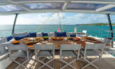 Valentine: Mesa do flybridge com comida sob um teto de vidro com vista para o mar turquesa