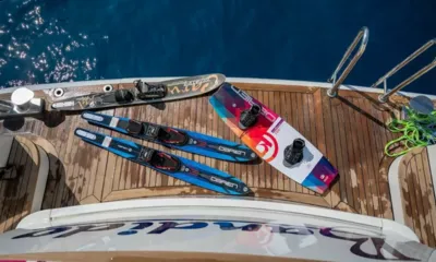 Bandido: チークの船尾デッキに並べられた水上スキー、スラロームスキー、ウェイクボード