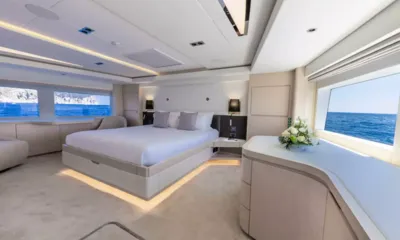 Ocean View: Cabine espaçosa com cama de casal grande, iluminação suave na base e janelas com vista para o mar