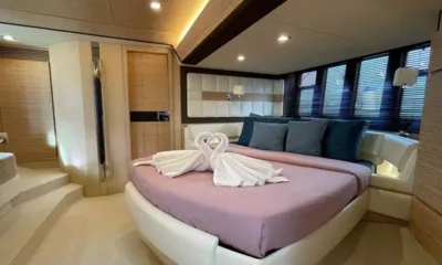 Indigo I: Cama de casal com cisnes de toalha, travesseiros azuis e janelas com persianas