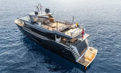 Maoria: Vista dall'alto dello yacht all'ancora con le lounge del ponte superiore e la piattaforma bagno in teak