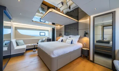 Maoria: Cabina con grande letto matrimoniale, divano sotto una finestra dello scafo e porta aperta sul bagno privato