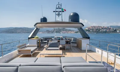 Maoria: Ponte superiore con prendisole, zona lounge e tavolo da pranzo sotto un hardtop vicino alla costa