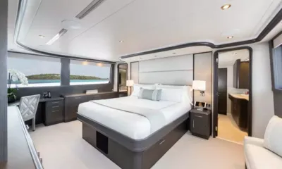 No Bad Ideas: Cabine grande com cama de casal, escrivaninha, janelas com vista para o mar e porta aberta para o banheiro privativo