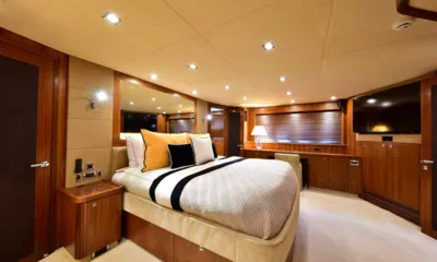 Catalana: Cabina con letto matrimoniale, cuscini gialli e neri, pannelli in legno e televisore a parete
