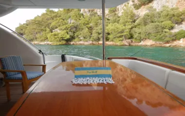 TopShelf by Hatteras – Private Motor Yacht Charter in Gros Islet