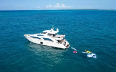 Insieme von Azimut – privater Motoryacht Charter in Bimini