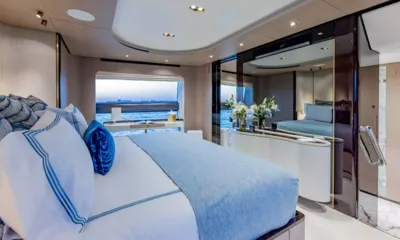 4 Play: Cabine principal com cama de casal, parede espelhada, penteadeira e ampla janela para o mar