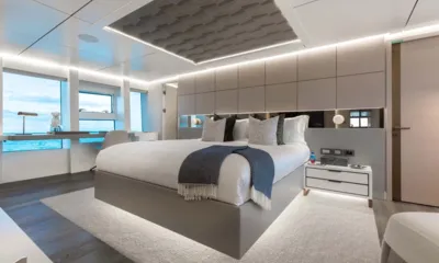 Amore: Cabine espaçosa com cama grande, parede de cabeceira estofada e uma escrivaninha sob janelas com vista para o mar