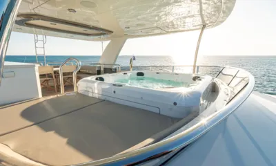 Island Cowboy: Hidromassagem e colchonete de sol no deck superior com vista para o mar