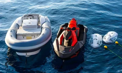 Mudita: テンダー、ジェットスキー、水中スクーター2台が並んで浮かんでいる