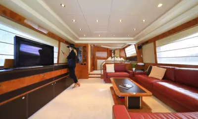 888: Salone con divani in pelle rossa, tavolino in legno e grande televisore