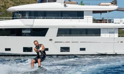 Sabai: Homem praticando wakeboard em frente ao costado de um iate branco