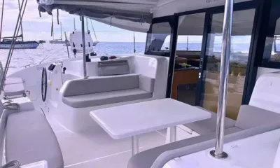 Here Matai: Cockpit de popa coberto com mesa, assentos estofados, roda do leme e portas deslizantes para o salão