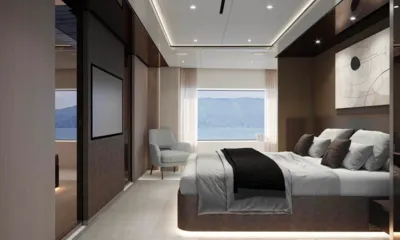 Marican Forever: Cabina con letto matrimoniale, poltrona, opere d'arte alle pareti e grandi finestre con vista mare