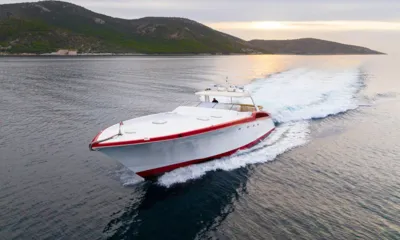Elegant: Iate a motor branco e vermelho navegando ao pôr do sol perto de colinas verdes