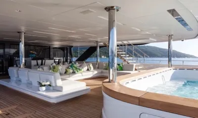 Quinta Essentia: Lounge coberto no convés com sofás brancos ao lado de uma grande piscina jacuzzi embutida