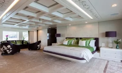 Quinta Essentia: Quarto espaçoso com cama flutuante, roupa de cama verde e área de estar junto às janelas