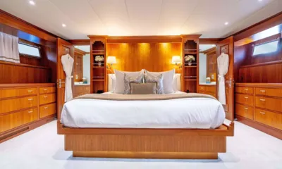 Silver Seas: 中央にダブルベッド、木製パネル、引き出し、ドアに掛けたローブを備えた広いキャビン