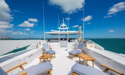 Silver Seas: 青空の下、クッション付きチークのラウンジャーが並ぶ開放的な最上層デッキの全景