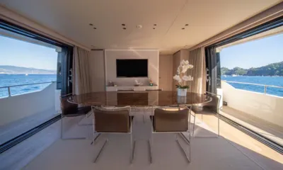 AM: Tavolo da pranzo per sei tra porte di vetro aperte con vista sul mare da entrambi i lati