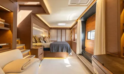 Mio Porcellino: Camarote espacioso con cama doble, sofá, escalones, paneles de madera y ventanas con cortinas
