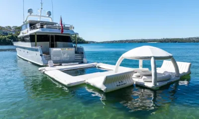 Shorething: Popa do iate com grande plataforma flutuante inflável, espreguiçadeira e ilha com toldo sombreado