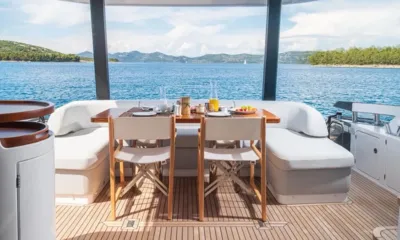 Aglaya: Tavolo da pranzo del ponte di poppa con sedie e sedute curve affacciate sul mare e sulle isole