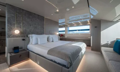 Vauban: Cabin with double bed, stone feature wall and sea view window