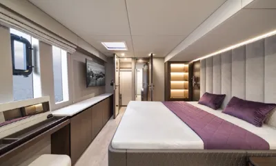 Sea Bliss: Kabine mit großem Doppelbett, Rumpffenstern, Frisiertisch und wandmontiertem Fernseher