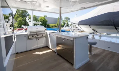 Last Call: Deck superior coberto com grelha externa, bancadas, gavetas e barco coberto ao lado