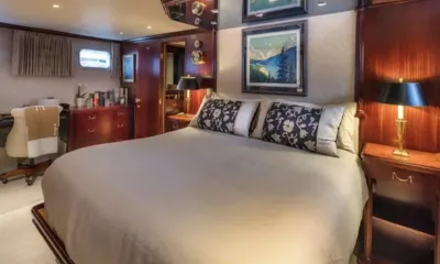 Blackwood: Cabine com cama grande, travesseiros estampados, abajures de cabeceira e escrivaninha