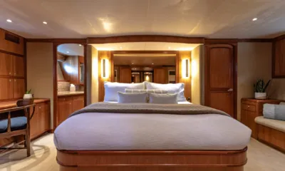 Dauntless: Cabine simétrica com cama grande, armários de madeira e luminárias de parede aconchegantes