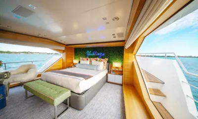 Rehab: Cabine com cama de casal, letreiro de neon na parede verde e amplas janelas para a água