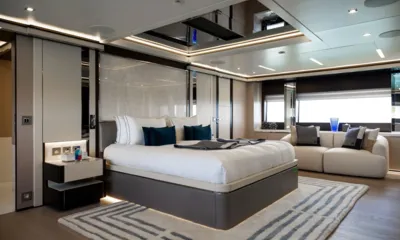 Provocateur: Cabine grande com cama de casal, tapete listrado, teto espelhado e um sofá junto às janelas