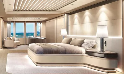 O'Madeleine: Quarto amplo com cama baixa iluminada, abajures de cabeceira e janelas com vista para o mar